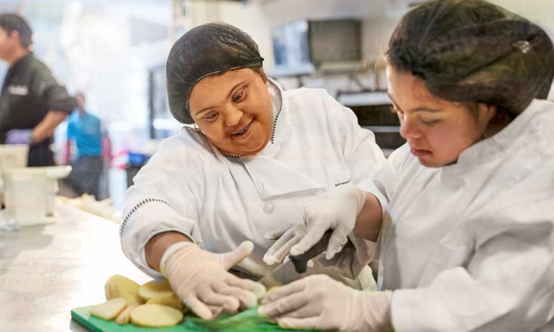Jovem com sindrome de down cozinhando